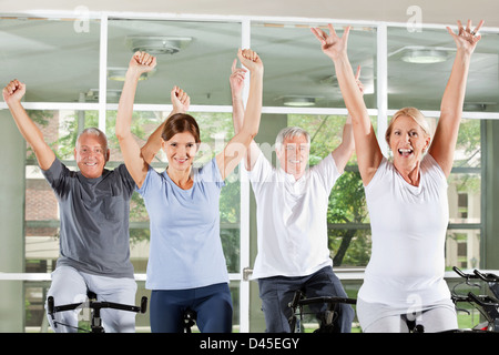 Glücklich jubelnden senior Fraktion im Fitness-Center auf spinning bikes Stockfoto