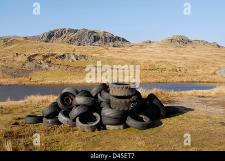 Pkw-Reifen in Nordwales Moorland innerhalb der Grenzen des Snowdonia National Park geworfen. Stockfoto