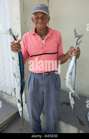 Alter Fischer mit frisch gefangen Fisch, Carrs Bay, Montserrat Stockfoto