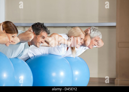 Ältere Leute tun knirscht auf Gymnastikbälle im Fitness-center Stockfoto