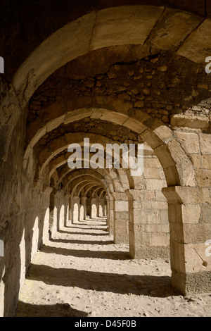 Zurückweichenden Bögen von der oberen Galerie des antiken römischen Theaters Aspendos Amphitheater Türkei Stockfoto