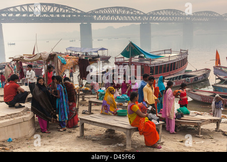 Gruppe von Frauen durch den Ganges, Varanasi, Indien Stockfoto