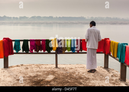 Bunte Wäsche hing zum Trocknen, Varanasi, Indien Stockfoto