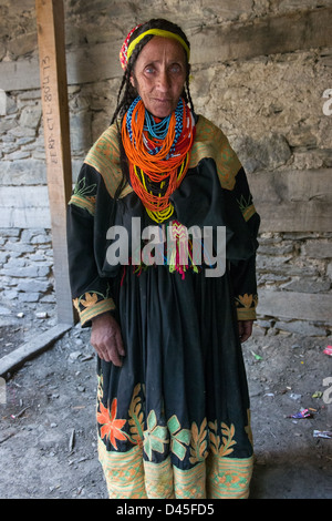 Ältere Kalash Frau mit blauen Augen bei Krakl Dorf, Bumburet Tal, Chitral, Khyber-Pakhtunkhwa, Pakistan Stockfoto