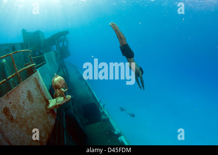 Ein Freediving-Mann springt"" von der Seite des Kittiwake Schiffswrack von Grand Cayman Insel. Stockfoto