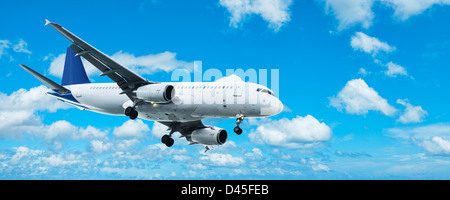 Düsenflugzeug in blau bewölktem Himmel. Panorama-Komposition. Stockfoto