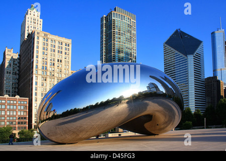 Cloud Gate, eine Skulptur im öffentlichen Raum ist das Herzstück des AT&T Platzes im Millennium Park, Chicago, Illinois, Vereinigte Staaten von Amerika, USA Stockfoto