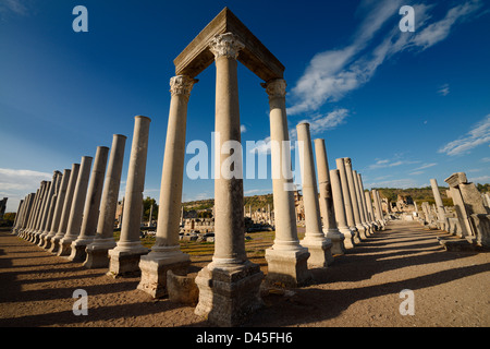 Ecke Säulen mit Sturz der griechischen Agora Ruinen von antiken Perge archäologischer Standort Türkei Stockfoto