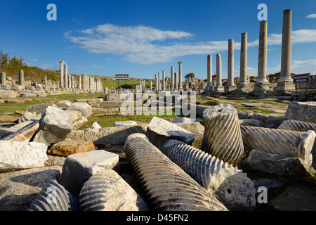 Sammlung von Säulen in Ruinen der Wasserkanal auf Straße Kolonnade von Perge Türkei Stockfoto