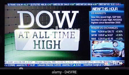 USA. 5. März 2013.  Der Aktienindex Dow Jones Industrial Average traf einen Höchststand von 14253,77 Punkten auf Dienstag, 5. März 2013 schließen Rekord. Dieses CNBC TV-Bild zeigt die Überschrift Index Momente nach der Schlussglocke. Eine Kundgebung von fast 126 Punkten folgten chinesische Pfand auf Wachstumskurs Ausgaben und starke US-Sektor Servicedaten. Stockfoto