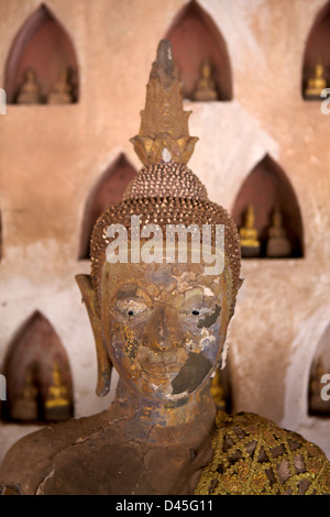 Buddha-Statue im Kreuzgang des Wat Si Saket, in Vientiane, Laos gefunden Stockfoto