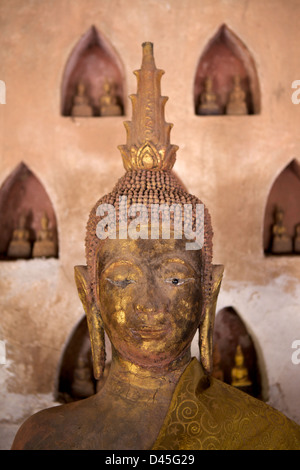 Buddha-Statue im Kreuzgang des Wat Si Saket, in Vientiane, Laos gefunden Stockfoto