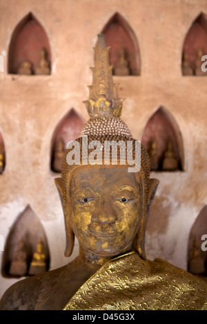 Buddha-Statue im Kreuzgang des Wat Si Saket, in Vientiane, Laos gefunden Stockfoto