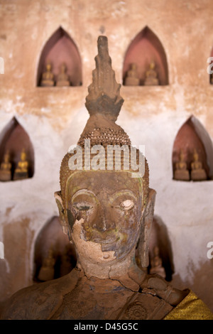 Buddha-Statue im Kreuzgang des Wat Si Saket, in Vientiane, Laos gefunden Stockfoto