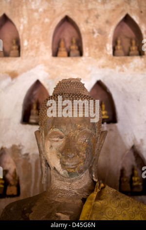 Buddha-Statue im Kreuzgang des Wat Si Saket, in Vientiane, Laos gefunden Stockfoto