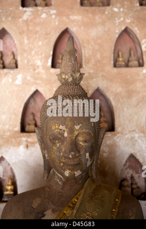 Buddha-Statue im Kreuzgang des Wat Si Saket, in Vientiane, Laos gefunden Stockfoto