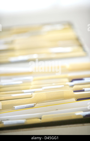 Zeilen der Datei Forler gefüllt mit Papierkram im Büro Stockfoto