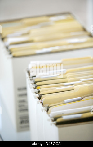 Zeilen der Datei Forler gefüllt mit Papierkram im Büro Stockfoto