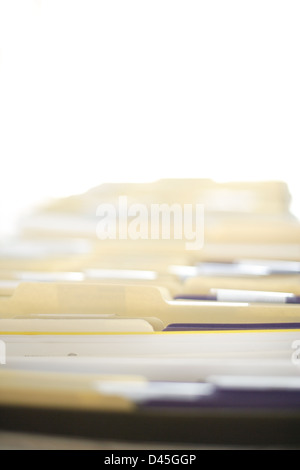 Zeilen der Datei Forler gefüllt mit Papierkram im Büro Stockfoto