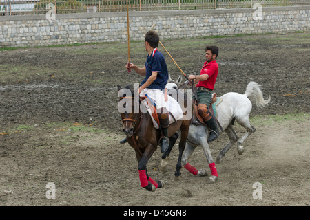 Heftige Aktion während eines Polo-Spiels, Chitral, Khyber-Pakhtunkhwa, Pakistan Stockfoto