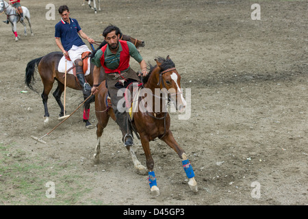 Heftige Aktion während eines Polo-Spiels, Chitral, Khyber-Pakhtunkhwa, Pakistan Stockfoto