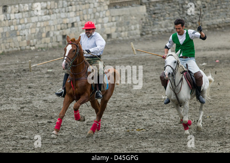 Galoppierende Pferde bei einem Polo übereinstimmen, Chitral, Khyber-Pakhtunkhwa, Pakistan Stockfoto