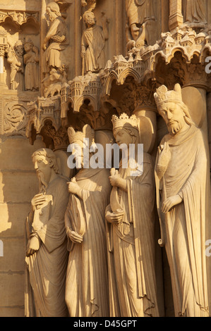 Französische Gotik. Statuen auf der Westfassade der Kathedrale Notre-Dame. Sie repräsentieren Saint Paul, König David und Batseba ein anderer König. Paris, Frankreich. Stockfoto