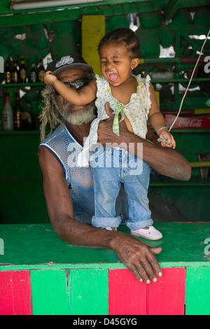 Murphy, der Besitzer Rootsmans Bar mit seiner Enkelin, Carrs Bay, Montserrat Stockfoto