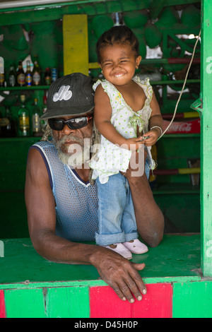 Murphy, der Besitzer Rootsmans Bar mit seiner Enkelin, Carrs Bay, Montserrat Stockfoto