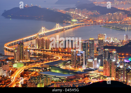 Skyline von Busan, Südkorea in der Nacht. Stockfoto