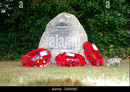 Ein Gedenkstein für Sergeant Trevor Guest Oldfield von 92 Squadron, der während der Schlacht von Großbritannien bei einem Spitfire abgeschossen wurde. Dartford. Copyspace Stockfoto