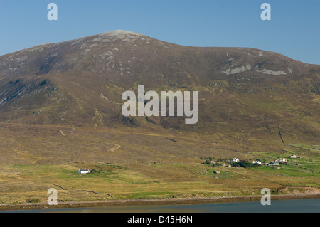 Häuser am Fuße der schroffen Hügeln auf Corraun-Halbinsel, gesehen von Achill Island, Westport, County Mayo, Irland Stockfoto