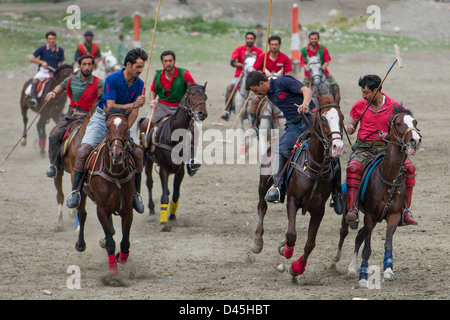 Spieler, eine Gebühr bei einem Polo übereinstimmen, Chitral, Khyber-Pakhtunkhwa, Pakistan Stockfoto