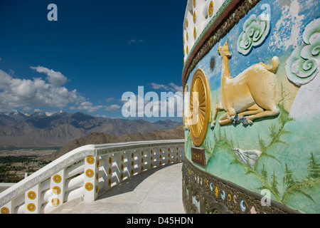 Buddhistische Dharmachakra (Rad des Dharma) flankiert von einem Hirsch auf der Shanti Stupa, Leh (Ladakh) Jammu & Kaschmir, Indien Stockfoto