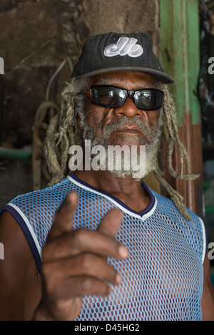 Murphy, der Besitzer von Rootsman Bar, Carrs Bay, Montserrat Stockfoto