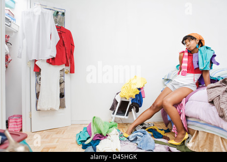 Schwarze Frau Frühjahrsputz zu tun und nicht finden konnten, etwas in ihrem Schrank zu tragen. Stockfoto