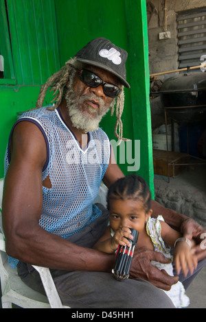 Murphy, der Besitzer Rootsmans Bar mit seiner Enkelin, Carrs Bay, Montserrat Stockfoto