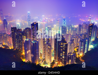 Nachtansicht von Hong Kong, China von Victoria Harbour. Stockfoto