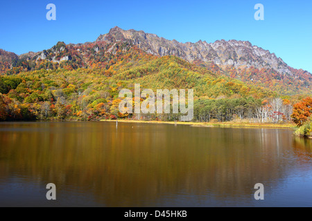 Mt. Togakushi und Teich im Herbst, Nagano, Japan Stockfoto