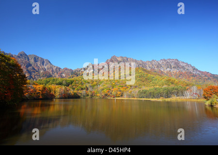 Mt. Togakushi und Teich im Herbst, Nagano, Japan Stockfoto