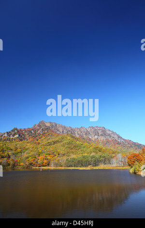 Mt. Togakushi und Teich im Herbst, Nagano, Japan Stockfoto