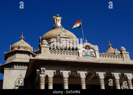 Nationalen Emblem und National Flag of India auf Vidhana Soudha Regierungsgebäude Bangalore Stockfoto