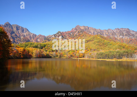 Mt. Togakushi und Teich im Herbst, Nagano, Japan Stockfoto