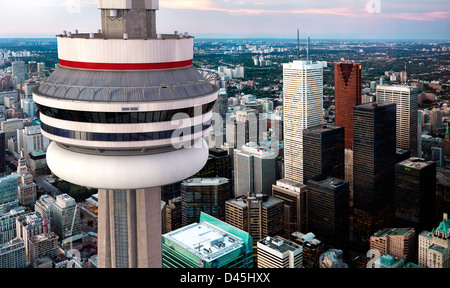 Luftaufnahme des CN-Tower vor Toronto downtown sity Sonnenblumenfelder in der Abenddämmerung, Ontario, Kanada Stockfoto