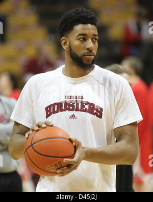 Bloomington, Indiana, USA. 5. März 2013. Indiana Hoosiers vorwärts Christian Watford (2) erwärmt sich vor eine NCAA Basketball-Spiel zwischen Ohio State University und der Indiana University in der Assembly Hall in Bloomington, Indiana. Stockfoto