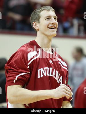 Bloomington, Indiana, USA. 5. März 2013. Indiana Hoosiers vorwärts Cody Zeller (40) erwärmt sich vor eine NCAA Basketball-Spiel zwischen Ohio State University und der Indiana University in der Assembly Hall in Bloomington, Indiana. Stockfoto