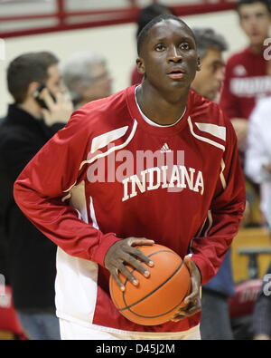 Bloomington, Indiana, USA. 5. März 2013. Indiana Hoosiers Wache Victor Oladipo (4) erwärmt sich vor eine NCAA Basketball-Spiel zwischen Ohio State University und der Indiana University in der Assembly Hall in Bloomington, Indiana. Stockfoto