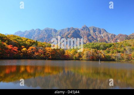 Mt. Togakushi und Teich im Herbst, Nagano, Japan Stockfoto