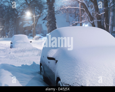 Bedeckt mit Schnee Autos auf Toronto Stadtstraße nach einem Schneesturm im Winter 2013. Winter-Landschaft, Toronto, Ontario, Kanada. Stockfoto