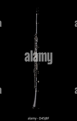 Eine Klarinette mit dramatischen Seitenbeleuchtung auf schwarzem Hintergrund - ausschließlich auf Alamy Stockfoto